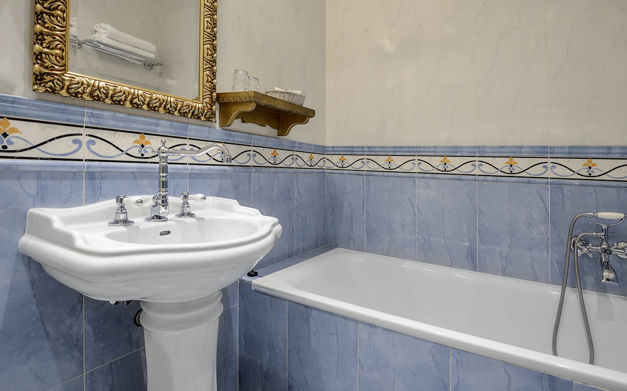 Suite with balcony gallery preview 5