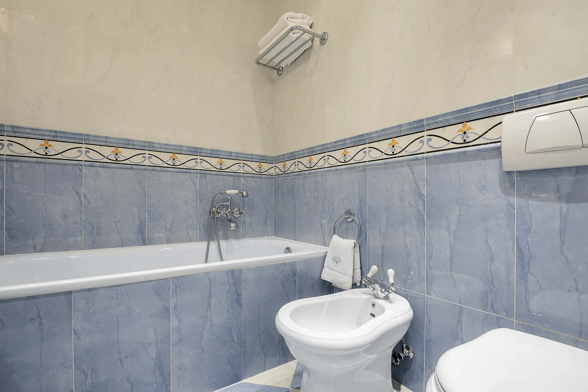 Suite with balcony gallery image